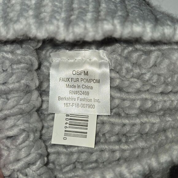 Gray Faux Fur Pom Pom Beanie NEW Rib Knit Toboggan Winter Hat One Size Bobble - Picture 4 of 4